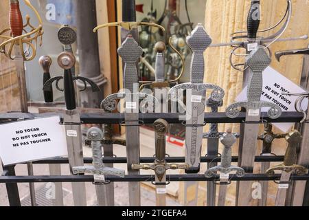 Ronda, Malaga, Spanien, 21. Oktober 2023: Ausstellung von Schwertern und Messern in der Altstadt von Ronda Stockfoto