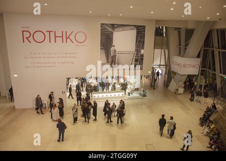 Die Eingangshalle und der Souvenirladen bei einer Retrospektive des Künstlers Mark Rothko bei der Stiftung Louis Vuitton in Paris Stockfoto