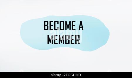 Draufsicht einer Notiz mit dem Text WIRD MITGLIED. Wirtschafts- und Bildungskonzept. Stockfoto