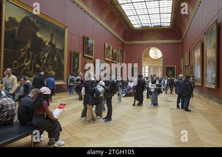 Besucher spazieren vorbei an dem berühmten Ölgemälde „das Floß der Medusa“ von Theodore Gericault im Louvre, Paris Stockfoto