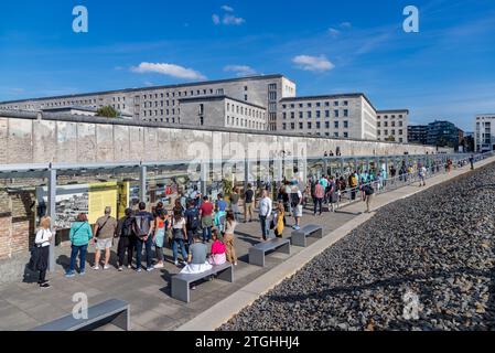 Ein Bild von Besuchern der Topographie des Terrors in Berlin. Stockfoto