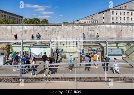 Ein Bild von Besuchern der Topographie des Terrors in Berlin. Stockfoto