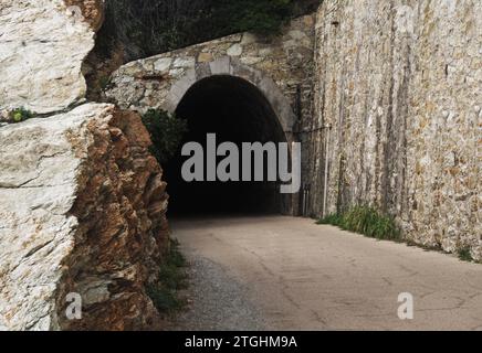 Alte umgebaute Eisenbahntunnel entlang der Passeggiata Europa (oder Lungomare) zwischen Celle Ligure und Varazze in Ligurien, Italien Stockfoto