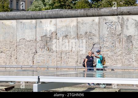 Ein Bild von Besuchern der Topographie des Terrors in Berlin. Stockfoto