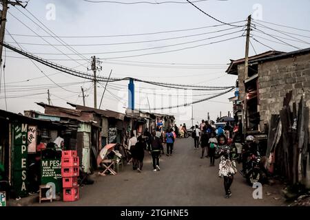 NAIROBI, Afrika. Dezember 2023. Fußgänger gehen an den geschäftigen Straßen in Kibera Slum, Nairobi vorbei. Ein Blick auf den Alltag in Kibera, dem derzeit größten Slum Afrikas, und die täglichen Geschäftsaktivitäten der Einwohner. (Kreditbild: © Donwilson Odhiambo/ZUMA Press Wire) NUR REDAKTIONELLE VERWENDUNG! Nicht für kommerzielle ZWECKE! Stockfoto