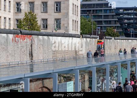 Ein Bild von Besuchern der Topographie des Terrors in Berlin. Stockfoto