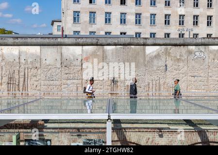 Ein Bild von Besuchern der Topographie des Terrors in Berlin. Stockfoto