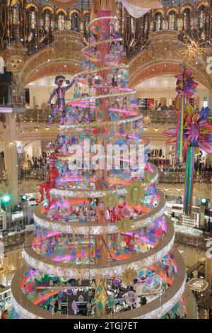 Der Weihnachtsbaum und die Ausstellung in Galeries Lafayette, einem exklusiven Kaufhaus in Paris Frankreich mit seinem berühmten Buntglasdach Stockfoto