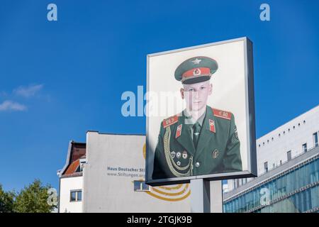 Ein Bild von einem Soldatenporträt am Checkpoint Charlie. Stockfoto