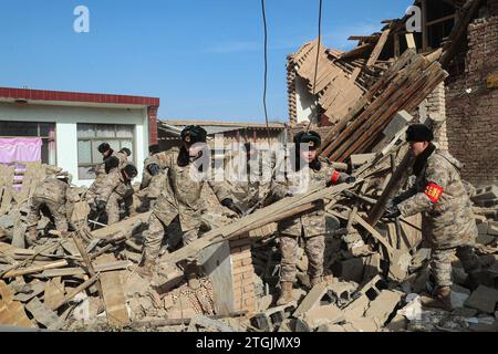 Linxia, Chinas Provinz Gansu. Dezember 2023. Soldaten räumen die Trümmer im Dorf Chenjia in der Gemeinde Dahejia im Jishishan County, nordwestchinesische Provinz Gansu, 20. Dezember 2023. Die chinesische Volksbefreiungsarmee (PLA) und die Volksarmee (PAPF) haben mehrere Rettungskräfte in Gebieten eingesetzt, die von Erdbeben betroffen sind, als Reaktion auf ein Erdbeben der Stärke 6,2, das die nordwestchinesische Provinz Gansu am späten Montag erschütterte. Quelle: Feng Yanrong/Xinhua/Alamy Live News Stockfoto