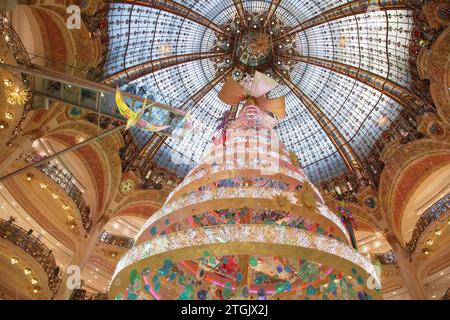 Der Weihnachtsbaum und die Ausstellung in Galeries Lafayette, einem exklusiven Kaufhaus in Paris Frankreich mit seinem berühmten Buntglasdach Stockfoto