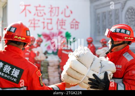 Linxia, Chinas Provinz Gansu. Dezember 2023. Mitglieder der Armed Police Force (PAPF) transportieren Katastrophenhilfe im Dorf Xiaojia der Gemeinde Liuji, County Jishishan, nordwestchinesische Provinz Gansu, 20. Dezember 2023. Die chinesische Volksbefreiungsarmee (PLA) und die Volksarmee (PAPF) haben mehrere Rettungskräfte in Gebieten eingesetzt, die von Erdbeben betroffen sind, als Reaktion auf ein Erdbeben der Stärke 6,2, das die nordwestchinesische Provinz Gansu am späten Montag erschütterte. Quelle: Hou Chonghui/Xinhua/Alamy Live News Stockfoto