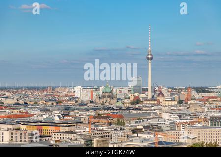 Ein Bild einiger Berliner Wahrzeichen aus der Ferne, wie der Berliner Fernsehturm, der Berliner Dom und das Berliner Schloss. Stockfoto