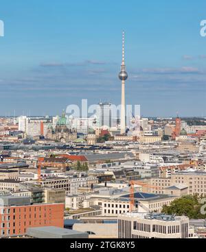 Ein Bild einiger Berliner Wahrzeichen aus der Ferne, wie der Berliner Fernsehturm, der Berliner Dom und das Berliner Schloss. Stockfoto