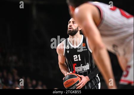 Bologna, Lombardei, Italien. Dezember 2023. 21 TORNIKE SHENGELIA von Virtus Segafredo Bologna während der Euroleague, Runde 15, Spiel zwischen Virtus Segafredo Bologna und Olympiacos Piräus in der Virtus Segafredo Arena am 19. Dezember 2023 in Bologna, Italien. (Kreditbild: © Stefanos Kyriazis/ZUMA Press Wire) NUR REDAKTIONELLE VERWENDUNG! Nicht für kommerzielle ZWECKE! Stockfoto