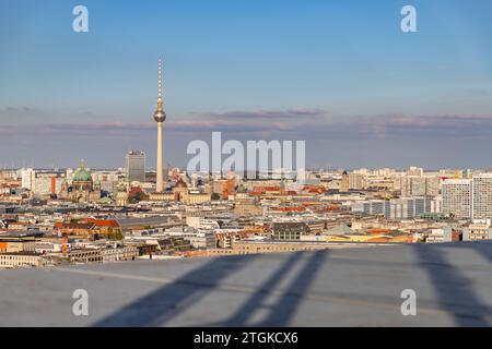 Ein Bild einiger Berliner Wahrzeichen aus der Ferne, wie der Berliner Fernsehturm, der Berliner Dom und das Berliner Schloss. Stockfoto