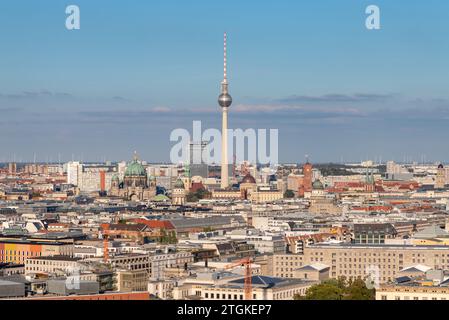 Ein Bild einiger Berliner Wahrzeichen aus der Ferne, wie der Berliner Fernsehturm, der Berliner Dom und das Berliner Schloss. Stockfoto