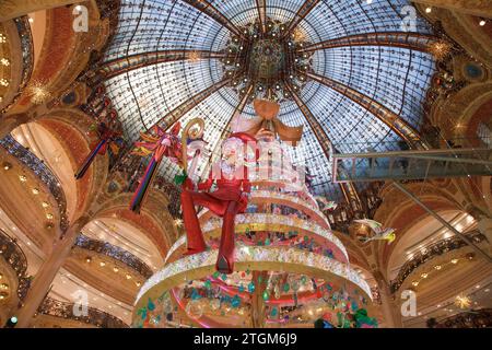 Der Weihnachtsbaum und die Ausstellung in Galeries Lafayette, einem exklusiven Kaufhaus in Paris Frankreich mit seinem berühmten Buntglasdach Stockfoto