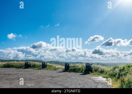 Vier Mülltonnen des Bradford Council auf einem sauberen und ordentlichen Parkplatz in der Nähe von Baildon in West Yorkshire, England, Großbritannien. Stockfoto