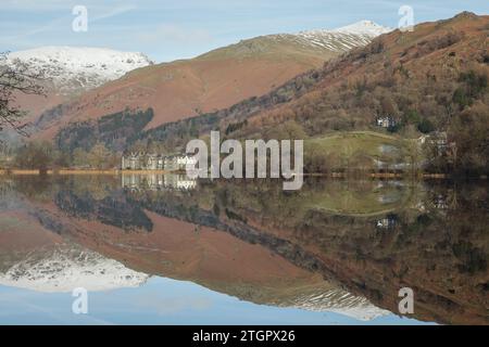 Ein ruhiger Wintermorgen am Ufer von Grasmere im Lake District Stockfoto