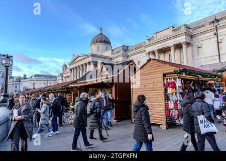 Am Mittwoch, den 20. Dezember, schlendern Besucher um den Weihnachtsbaum am Trafalgar Square, im Zentrum von London, Großbritannien, 2023. (VX Photo/Vudi Xhymshiti) Stockfoto