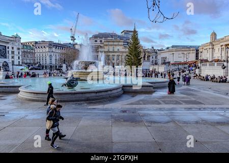 Am Mittwoch, den 20. Dezember, schlendern Besucher um den Weihnachtsbaum am Trafalgar Square, im Zentrum von London, Großbritannien, 2023. (VX Photo/Vudi Xhymshiti) Stockfoto