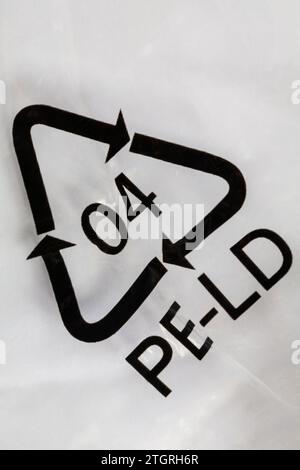 PE-LD-Recycling-Logo-Symbol PE-LD Polyethylen niedriger Dichte 4-Stempel auf Plastikpolsterfolie Stockfoto