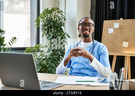 Glücklicher afroamerikanischer Arzt mit Stethoskop und Brille lächelnd und in die Kamera schauend Stockfoto