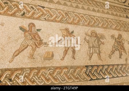 England, West Sussex, Bignor Roman Villa, römisches Mosaik mit Gladiatoren Stockfoto