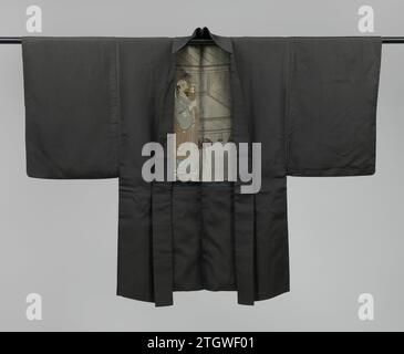 Männer Haori mit Yuranosuke im Ichiriki Theehuis, 1920 - 1940 Haori für einen Mann mit einer Dekoration auf dem Futter eines Mannes, der vor seinem Gesicht im Garten eines Hauses mit einem Ventilator steht, dort kann man hinter der Veranda mit einem Kammerschirm mit Wellen und einer hängenden Rolle mit einer Landschaft, einer Laterne auf dem Dach sehen. Das Doppelkomma-Familienwappen auf de Waaier identifiziert den Mann als Yuranosuke, den Anführer des 47 Master-freien Samurai, der einen Brief über seinen Rivalen Morono bei der Ichiriki Theehuis erhalten wird. Grijz-schwarze Seite mit Brokaat-gewebtem Dekor. Siehe auch Stockfoto
