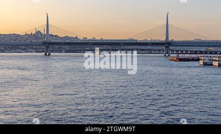 Neue U-Bahn-Brücke über das Goldene Horn in Istanbul Türkei Stockfoto