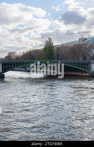 Paris, Frankreich, 2023. Blick auf die Pont de Sully, mit dem Institut du Monde arabe, dem rechten Ufer der seine im Hintergrund (vertikal) Stockfoto