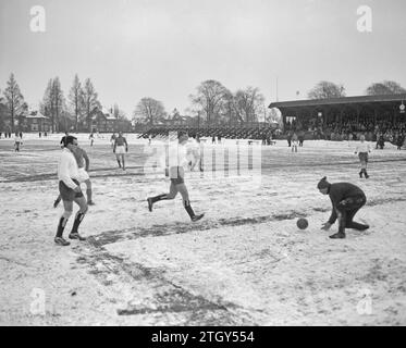 KHFC gegen Old Internationals, Spielmoment, Fußball im Schnee ca. 1963 Stockfoto