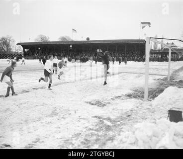 KHFC gegen Old Internationals, Spielzeit, Fußball im Schnee spielen ca. 1963 Stockfoto