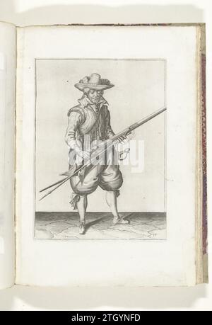 Soldat, der Kruit von seiner Muskete schüttelt (Nr. 19), ca. 1600, 1608 Ein Soldat rechts, rechts, der mit beiden Händen eine Muskete (eine bestimmte Schusswaffe) schüttelt, um sie möglicherweise unter der Pfanne (Pulverreservoir) (Nr. 19), ca. 1600. In seiner linken Hand neben dem Verlauf der Muskete, aber auch eine Furke (Muskettengabel) und ein brennender Docht. Platte 19 in der Anleitung zum Umgang mit der Muskete: Corte Initiation auf dem Figuerlicke-Bild, so sehr auf dem rechten Ghebruyck van Musquet. Teil der Illustrationen in: J. de Gheyn, Waffenhandel von Roers Musquetten and Spiessen, Amst Stockfoto