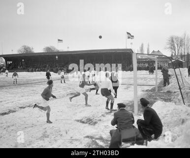 KHFC gegen Old Internationals, Spielzeit, Fußball im Schnee spielen ca. 1963 Stockfoto
