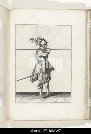 Soldat, der seinen Spieß horizontal auf der rechten Schulter trägt (Nr. 10), ca. 1600, 1597 - 1607 Ein Soldat, nach rechts, der waagerecht auf der rechten Schulter einen Spieß (Lanze) trägt (Nr. 10), ca. 1600. Seine rechte Hand um den Spieß. Dies ist der dritte Akt, um die Spieße an die Schulter zu heben und sie horizontal zu tragen. Platte 10 in der Anleitung zum Umgang mit den Spießen: Corte Onderwysinghe auf dem Figuerliicke-Bild, interessierter t'recht ghebruyck, Van Al t'ghene ist ein Soldaet in der Handlung der Spione Emergency. Teil der Illustrationen in: J. de Gheyn, Waffenhandel von Roers Stockfoto