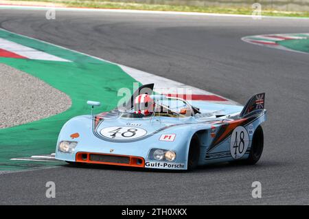 Scarperia, 2. April 2023: Porsche 908-03 des Jahres 1969 im Einsatz beim Mugello Classic 2023 auf dem Mugello Circuit in Italien. Stockfoto