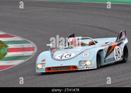 Scarperia, 2. April 2023: Porsche 908-03 des Jahres 1969 im Einsatz beim Mugello Classic 2023 auf dem Mugello Circuit in Italien. Stockfoto