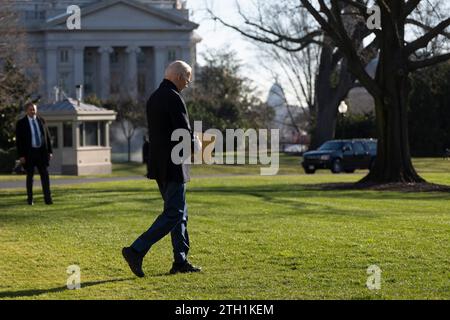 Washington, Vereinigte Staaten. Dezember 2023. US-Präsident Joe Biden verlässt das Weiße Haus in Washington, D.C. auf dem Weg nach Milwaukee, Wisconsin, um sein Wirtschaftsprogramm und seine Agenda für Investitionen in Amerika zu verkünden, 20. Dezember 2023. Kredit: Chris Kleponis/Pool über CNP/dpa/Alamy Live News Stockfoto