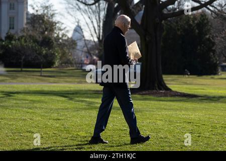 Washington, Vereinigte Staaten. Dezember 2023. US-Präsident Joe Biden verlässt das Weiße Haus in Washington, D.C. auf dem Weg nach Milwaukee, Wisconsin, um sein Wirtschaftsprogramm und seine Agenda für Investitionen in Amerika zu verkünden, 20. Dezember 2023. Kredit: Chris Kleponis/Pool über CNP/dpa/Alamy Live News Stockfoto