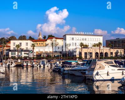 Koper, Slowenien - 8. November 2023: Yachthafen für Boote in der alten adriatischen Stadt Koper Stockfoto