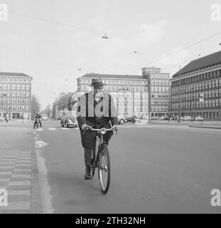 Der ehemalige Radfahrer John Stol, 80 Jahre alt, hier auf dem Fahrrad ca. April 1964 Stockfoto