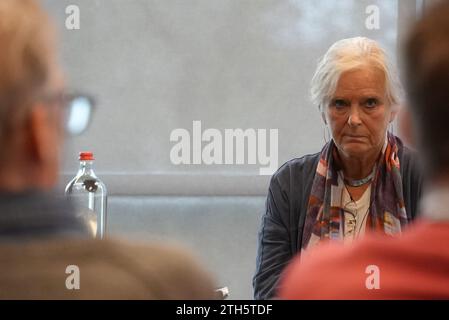 Emeritierte Professorin Helene Verougstraete, die während einer Pressekonferenz die Restaurierung des "Het Lam Gods" Altars (die Anbetung des Mystischen Lammes - der Genter Altarstück - L'Agneau Mystique) der Brüder Hubert und Jan van Eyck in der Sint-Baafs Kathedrale (St. Bavo's Cathedral) in Gent kritisierte, Mittwoch, 20. Dezember 2023. Zwei Kritiker Coppens und der emeritierte Professor Verougstraete von der KU Leuven fordern, dass die Restaurierung des Genter Altars gestoppt wird. Die flämische Regierung, die Millionen für die Restaurierung bereitgestellt hat, hatte bereits ihr Vertrauen in die e zum Ausdruck gebracht Stockfoto