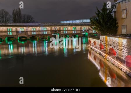 Der Vauban-Damm beleuchtet nachts während Weihnachten. Straßburg. Bas-Rhin, Elsass, Grand Est, Frankreich, Europa. Stockfoto