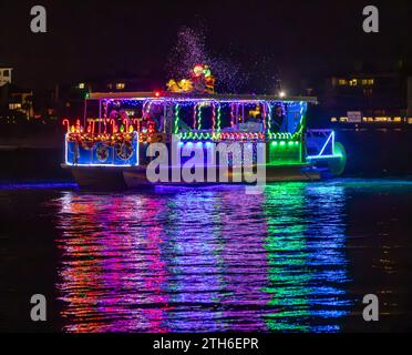 Marco, USA. Dezember 2023. Bootsflottilla-Parade im Stil von Marco Island auf Marco Island, Florida, nahe Collier County am 19. Dezember 2023. (Foto: Scott Schilke/SIPA USA) Credit: SIPA USA/Alamy Live News Stockfoto