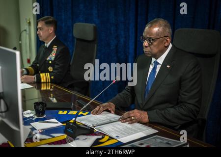 Manama, Bahrain. Dezember 2023. US-Verteidigungsminister Lloyd Austin, rechts, und Vize-ADM Brad Cooper, Kommandeur des Zentralkommandos der U.S. Naval Forces, links, nehmen an einem Virtual Red Sea Security Summit bei der Naval Support Activity am 19. Dezember 2023 in Manama, Bahrain, Teil. Quelle: Chad McNeeley/DOD Photo/Alamy Live News Stockfoto