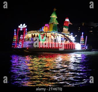 Marco, USA. Dezember 2023. Bootsflottilla-Parade im Stil von Marco Island auf Marco Island, Florida, nahe Collier County am 19. Dezember 2023. (Foto: Scott Schilke/SIPA USA) Credit: SIPA USA/Alamy Live News Stockfoto