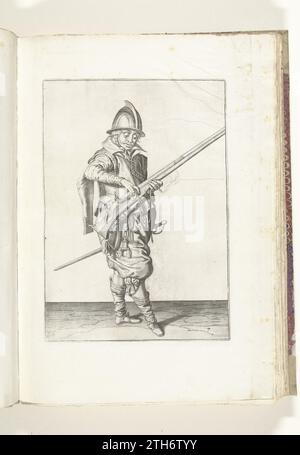 Soldat, der seinen Docht auf den Hahn seines Ruders drückt (Nr. 7), ca. 1600, 1608 Ein Soldat rechts, rechts, der mit der linken Hand (Nr. 7) ein Ruder (eine bestimmte Art von Schusswaffe) hält, ca. 1600. Mit seiner rechten Hand drückt er einen brennenden Docht auf den Hahn (Teil des Entzündungsmechanismus) von seinem Ruder. Platte 7 in den Anweisungen zur Handhabung des Ruders. Teil der Illustrationen in: J. de Gheyn, Waffenhandel von Roers Musquetten and Spiessen, Amsterdam, 1608. Kriegspreis um 1600. Druckerei: Northern Netherlandsprint Maker: Northern Netherlandspublisher: AmsterdamVerlag: Stockfoto