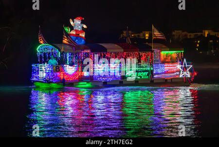 Marco, USA. Dezember 2023. Bootsflottilla-Parade im Stil von Marco Island auf Marco Island, Florida, nahe Collier County am 19. Dezember 2023. (Foto: Scott Schilke/SIPA USA) Credit: SIPA USA/Alamy Live News Stockfoto